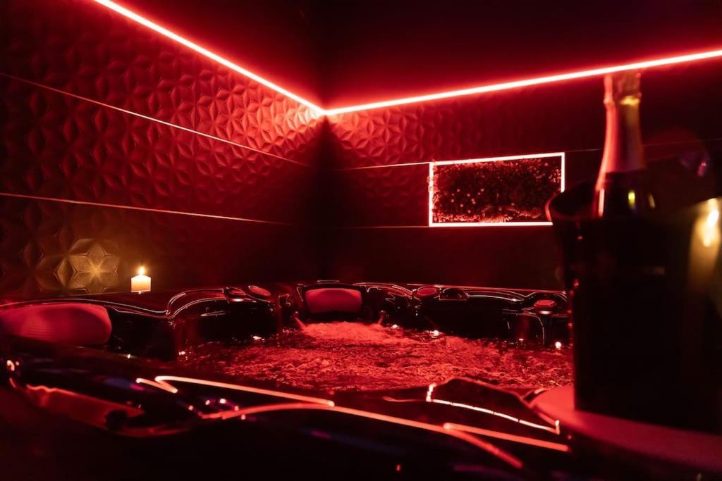 Loveroom O Diable Des Plaisirs Avec Jacuzzi Tourcoing Exterior foto