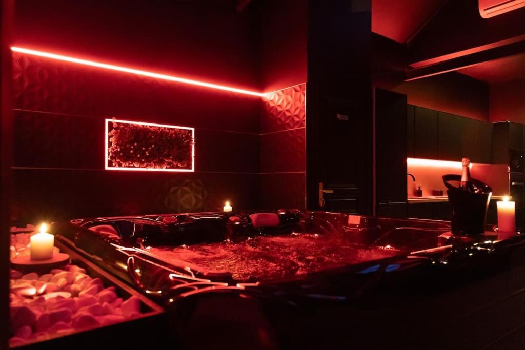 Loveroom O Diable Des Plaisirs Avec Jacuzzi Tourcoing Exterior foto